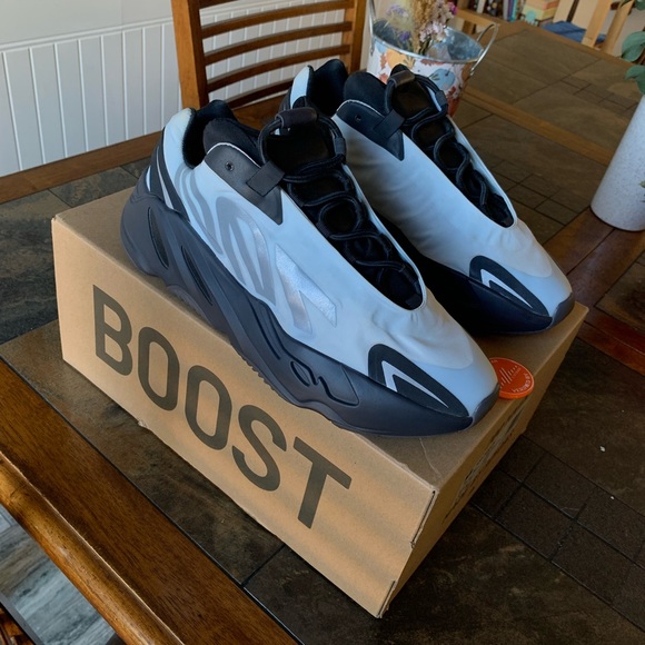 Yeezy 700 mnvn - Picture 1 of 6